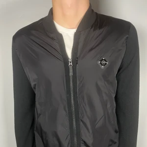 J.lindeberg cardigan - En riktig snygg och trendig J.lindeberg cardigan i fint skick, storlek S, vid frågor är de bara att skriva // Gramenti 