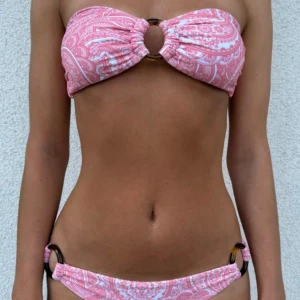 Rosa bandeau bikini med ringdetaljer - Rosa bikini från FF Swim Club i storlek S som aldrig använts, säljes då jag köpte fel storlek, nypris 895 kr 