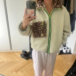 Teddyjacka med leoparddetaljer Bellerose - Jättesöt teddyjacka i storlek 14 år från Bellerose!