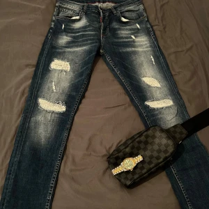 Paketpris  - Paketpris allting för 1200! Dsquared2 jeans, klocka, väska och ett par Armani jeans