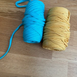 Garn - Två nystan av tygband i blått och gult. En 85kr och båda 150kr