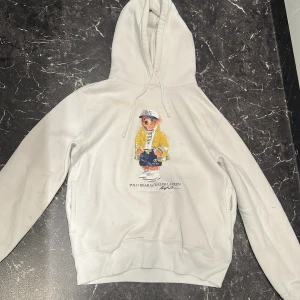 Vit hoodie Polo Bear Ralph Lauren - Säljer denna raffe hoodie den har lite fett fläckar här o där men annars acceptabelt skick inget hål eller slitningar hör av er vid frågor:) pris kan diskuteras:)