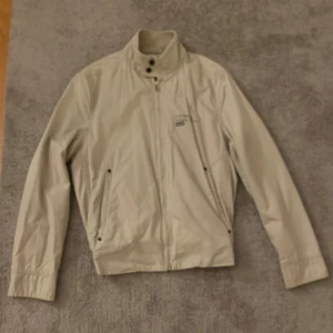 J.Linderberg jacka  - Skit cool J.Linderberg jacka!!! Storlek S men skulle säga M också! Perfekt nu till hösten eller våren!!!💗💗