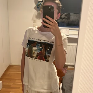 Vit t-shirt med Blair & Chuck-tryck - Vit t-shirt med tryck av Blair och Chuck från Gossip Girl och texten 'You know you love me'. Klassisk passform med rund hals och korta ärmar. Mjuk och skön. Säljer då den blivit för liten för mig :( strl S men den är lite tajt vid axlarna för mig som vanligtvis brukar bära strl S 💗