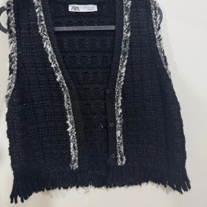Zara väst  - En väst från Zara i stl S säljs för 150 kr. Västen är aldrig använd. 