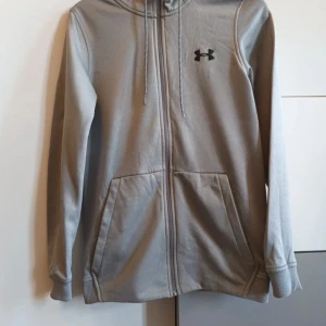 Under armour tröja - Säljer min under armour zip i nytt skick och den säljs inte längre!