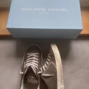 Gråa philippe models i bra skick - Snygga gråa Philippe models i bra skick. Allt på bilden följer med i köp. Är storlek 40 men sitter som 41