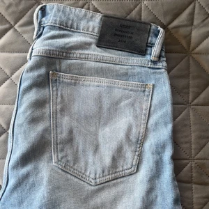 Neuw Iggy Skinny ljusblå jeans 33/32 - Ljusblå skinny jeans från Neuw i modellen Iggy Skinny. Klassisk femficksdesign, snyggt tvättad denim och diskret läderpatch bak i midjan. Perfekta för dig som gillar en smal passform och stilren look.