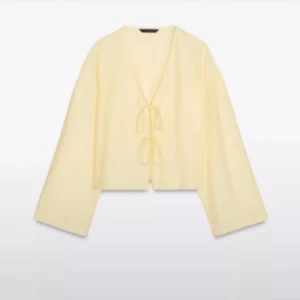 Gul blus - säljer mina jätte fina gula blus från Zara då den inte kommer till andväning längre 