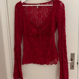 Röd spetstopp - Röd topp/blus i spets. Använd en gång.