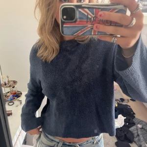 Mörkblå tjocktröja - Säljer denna supersköna stickade tröjan! Perfekt till höst!