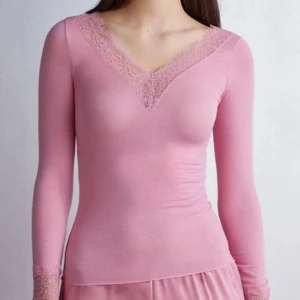 Rosa intimissimi - Rosa tröja med spets ifrån intimissimi som jag knappt användt, tror inte den går att beställa längre i denna färg, inga hål eller nånting så som nyskick | storlek S
