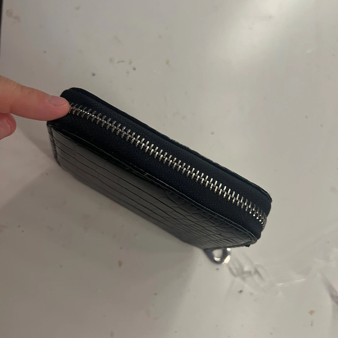 Svart plånbok i croco-mönstrat skinn - 1