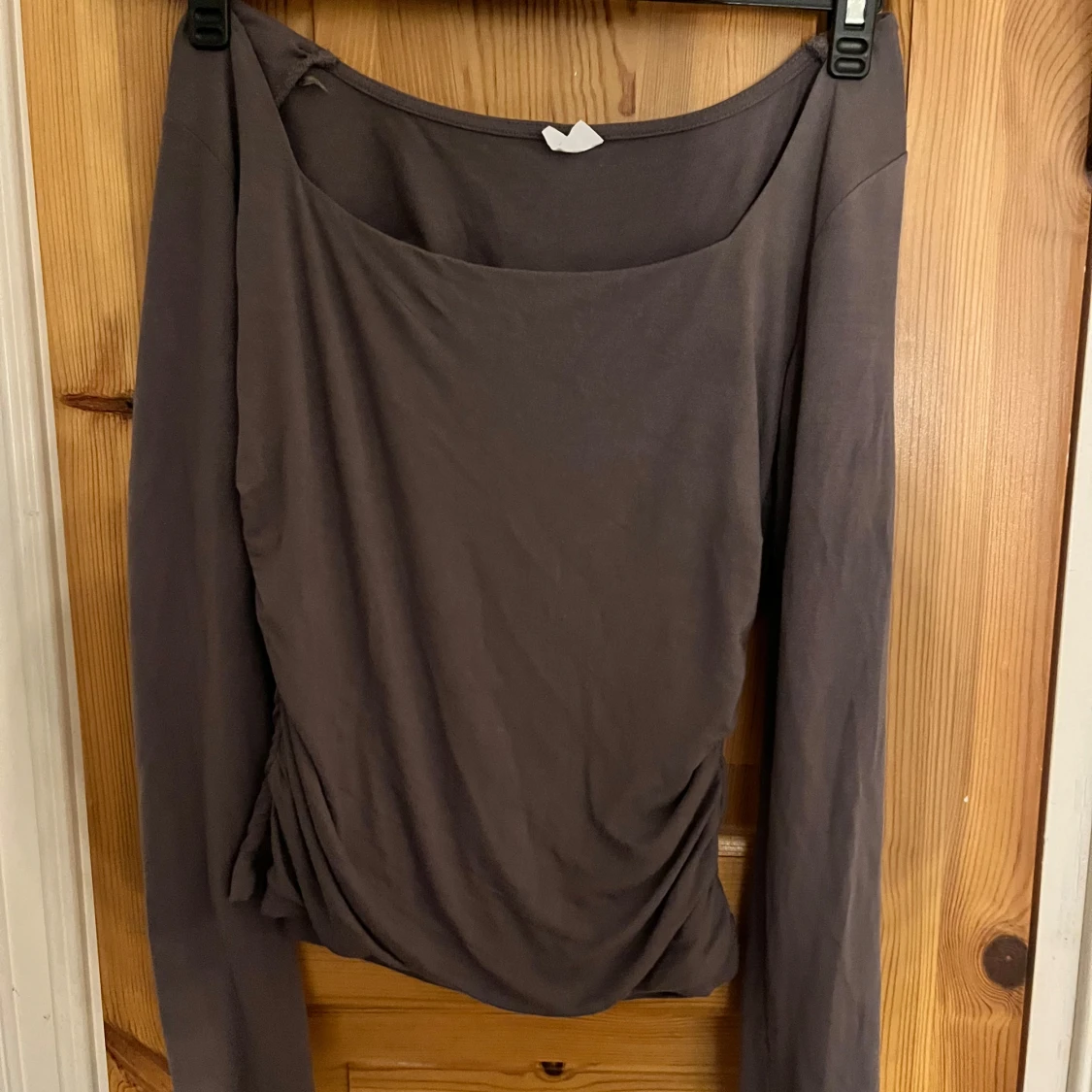 Mörkgrå/brun  långärmad topp med drapering