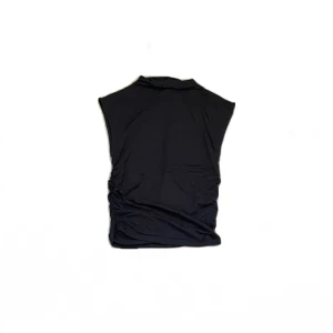 Ursnygg fest topp - Säljer min super snygga topp som är köpt på gina tricot för ett tag sedan, men som inte riktigt kommit användning då den dessvärre kändes fel i storleken. Toppen är i en tajtare modell vilken gör att den utstrålar en mer ”festligare” look, men passar även jättebra till en vanlig snygg vardags outfit💌OBS‼️det kan vara bra att veta att den ser svart ut på bilden men den är mörkgrå. 