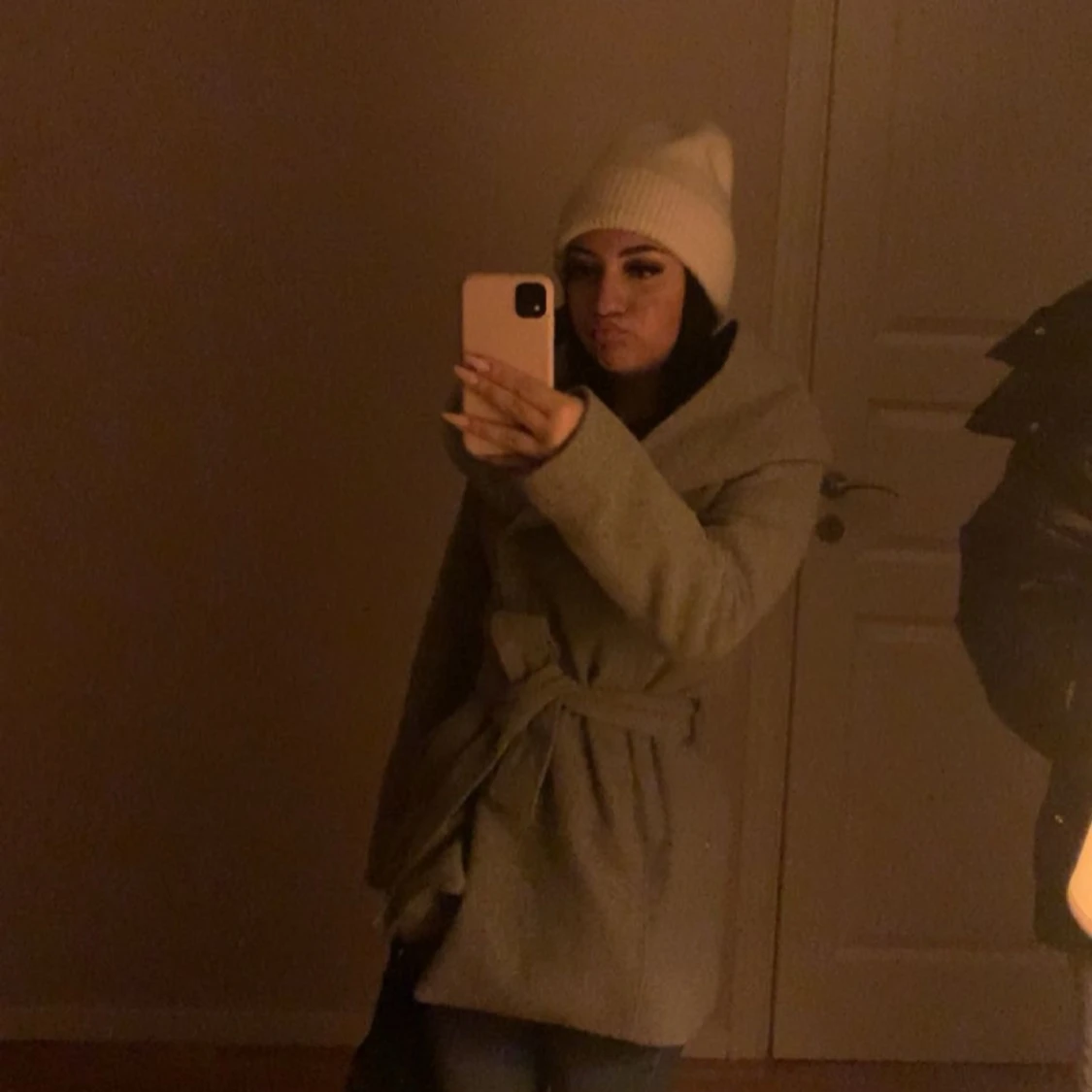 Grå kappa med bälte och stor krage