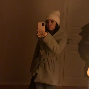 Grå kappa med bälte och stor krage - Jätte fin och trendig kappa inför hösten, vår och även vintern, den har ett hål i ena fickan men de är bara öppet i innetyget och inte igenom hela kappan, så man kan ha sina saker i fickan fortfarande å inget kommer att ramla igenom, kan även sy ihop hålet, annars inga andra skador😁