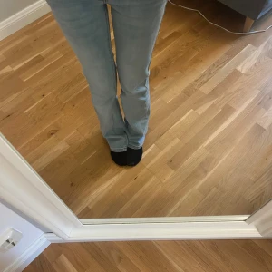 Ljusblå bootcut jeans från G Rise - Säljer ett par ljusblå jeans från G Rise med bootcut passform. Jeansen har klassiska fem fickor, normal midja och är tillverkade i mjukt denimtyg. Snygga sömmar och diskret logga på bakfickan. Perfekta för en avslappnad och trendig look. Säljer då jag råka få dubbelt när jag fyllde år storlek: W: S L: Regular passar perfekt på mig som är en xs/s ( W25 ) och är 166 cm lång 