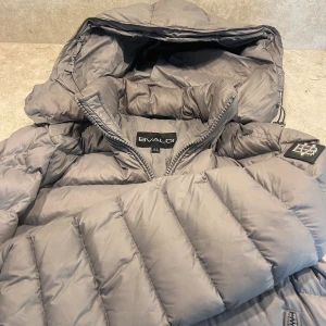 Bvaldi Jacka - Bvaldi Jacka | Storlek: XS | Skick: 8/10 | Nypris: 3000kr | Pris: 1699kr | Hör av er vid mer frågor | Mvh Leon