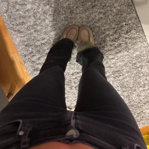 Svarta bootcut jeans - Snygga svarta jeans med bootcut passform, jeansen har låg midja och är tillverkade i ett stretchigt denimtyg som sitter skönt. 