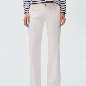 Vita lågmidjade jeans  - Snygga vita jeans med raka ben och klassisk femficksdesign. 