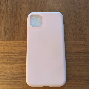 Mobilskal - Jättefint rosa mobilskal från shein. Passar till en iPhone 11. Helt ny, aldrig använt😊