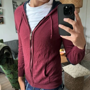 Stickad zip hoodie  - Riktigt stilren och perfekt inför hösten. Nopprig annars bra skick🙌