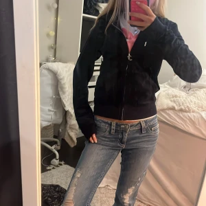Mörkblå velourjacka Juicy Couture XS - Super snygg och lite casual färg pris kan diskuteras . Lite slitna snören kan skicka bild 