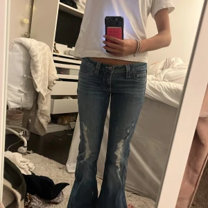 Blå bootcut jeans Gina Tricot XS med slitningar ❤️ - Snygga blå bootcut jeans från Gina Tricot i storlek XS. Jeansen har låg midja, slitna detaljer framtill och coola bakfickor. Har inte lagt up dem så dem är vanlig längt för Gina tricot Young xs storleken ❤️🫰
