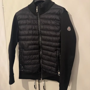 Moncler Cardigan - Monclear Cardigan i storlek S. Fint skick och perfekt inför hösten. 