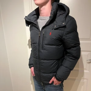 Ralph Lauren pufferjacka - Säljer en eftertraktad Ralph Lauren jacka! | Mycket fint skick utan defekter! | Kostar uppemot 5-6tusen men oftast slutsåld i storlek S så passa på! | Ställ gärna frågor innan du köper!