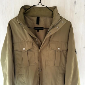 J.lindberg field jacket  - Säljer min gröna field jacket från j.lindberg i storlek S. Myclet bra skicka utan defekter. Ord pris ligger runt 3400kr men säljer för 1200kr