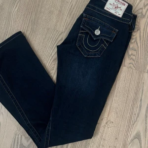 True Religion joey jeans - Säljer nu mina älskade true religion joey jeans då dom inte passar mig längre. Modellen är joey (flared och lågmidjade)🥰dom är i storlek 24, men däremot uppsydda så nu är beninnerlängden ca 74 och midjemåttet är 24💕inga skador eller defekter och nypris var 1300kr!❤️
