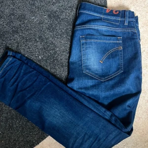 Dondup George - Snygga mörkblå jeans från Dondup, tillverkade i Italien. De har en klassisk femficksdesign och en knappgylf. Perfekta för en stilren look. Skulle säga att de är i väldigt bra skick nästan nyskick. Pris går att diskutera. Kontakta mig om du har frågor✅