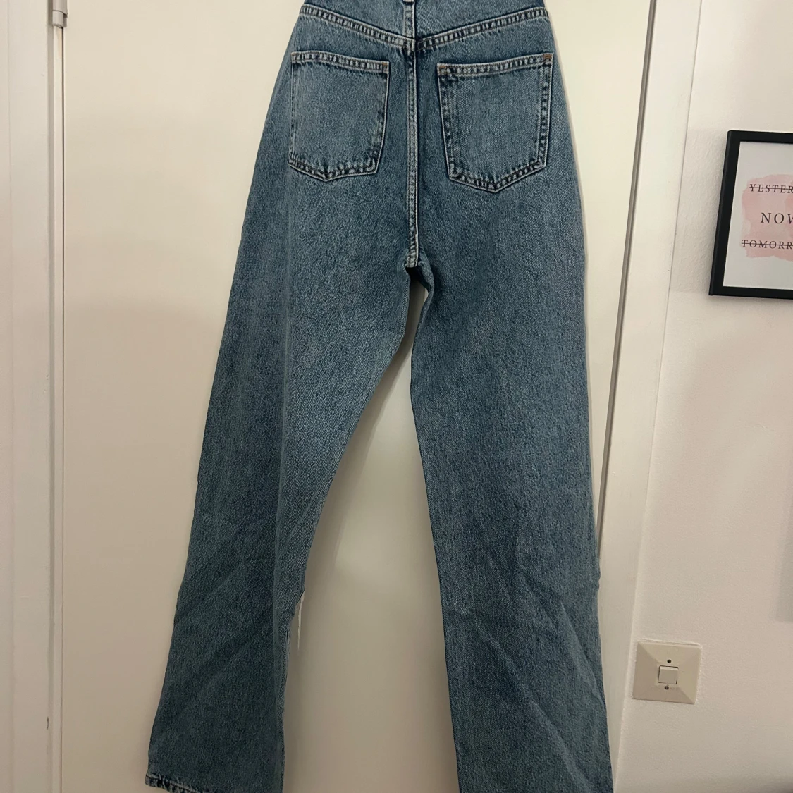 Blå ripped jeans från NA-KD, wide fit - 1