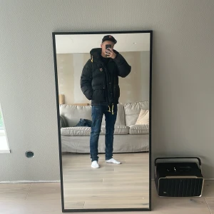 Fjällräven down lite jacka - Snygg svart fjällräven jacka som köptes förra vintern men knappt användes. Skicket på jackan är 10/10 och är som ny utan prislapp. Nypris 7995kr. Levererar inom 1-2 dagar. Tveka inte att ställa frågor.