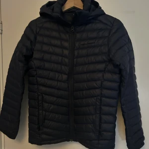 Peak performance  - Säljer nu en riktigt snygg jacka från peak performance. Inga defekter och är i mycket bra skick. Perfekt att köpa nu inför hösten och vintern. Nypris: 1499r. Vid några funderingar är det bara att skriva i dm! 