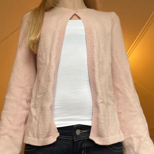 Ljusrosa kofta från Gina Tricot - Supersöt ljusrosa kofta från Gina Tricot med en knapp framtill. Använd max 3-4 gånger!💕 Den är lite skrynklig på bilden men det får såklart att fixa! Säljer pga den är lite för liten! Kontakta gärna mig innan du trycker på köp!💕🙌🏼 