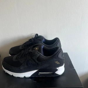AIK AIR-MAX - Tja! Säljer nu dessa otroligt limiterade AIK skorna. Skorna är i Air-max modell och har flera unika detaljer. Skorna är oanvända. Så dvs i ny skick! Kontakta mig vid minsta fundering😃