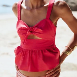 Röd knyttopp från Zara - Superfin använd två gånger! Storlek M men passar också S