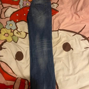 Blå jeans från Vila Clothes - Snygga blå jeans från Vila Clothes med klassisk femficksdesign och lätt slitna detaljer framtill. 