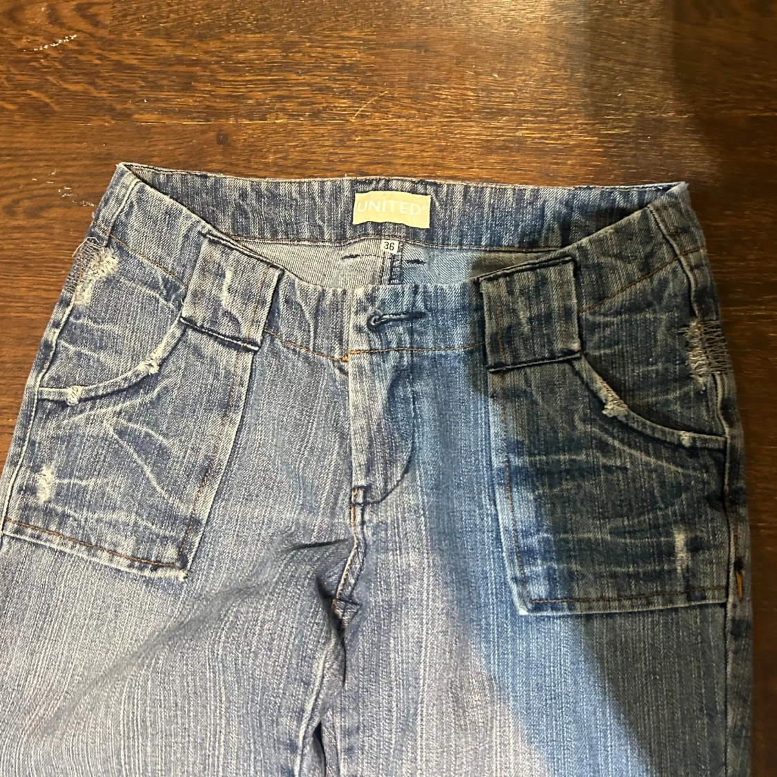 Blå jeans med stora fickor från United - 1