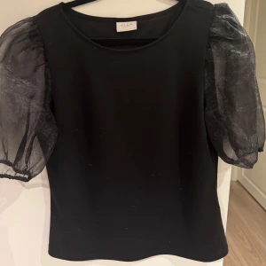 Svart blus  - Fin svart blus med genomskinliga puffärmar💗