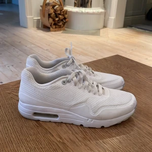 Helt nya Vita Nike Air Max sneakers - Säljer ett par helvita Nike Air Max sneakers med klassisk luftsula och meshdetaljer. Skorna är endast testade på gatan men aldrig använda i övrigt, nyskick!