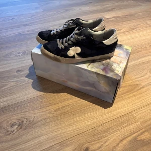 The gallerist - Säljer ett par the gallerist låda följer med🫡 nypris : 2500kr