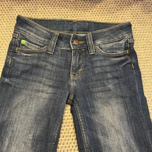 Cheap Monday bootcut jeans blå - Snygga blå bootcut jeans från Cheap Monday.         Strl 25/30, super fint skick