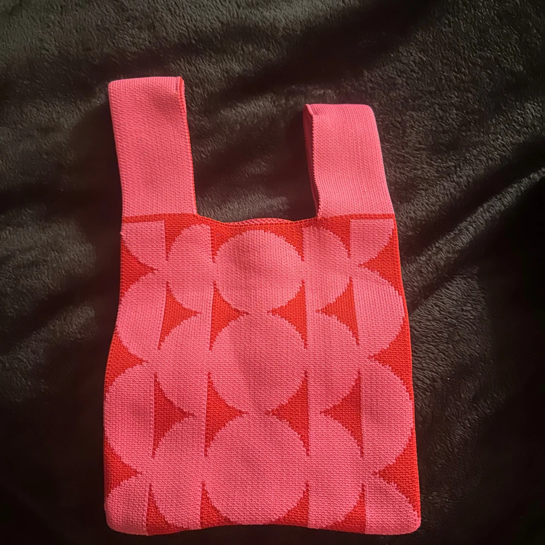 Rosa och röd shoppingväska med mönster