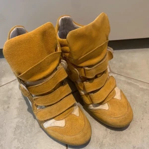 Isabel Marant skor - INTRESSEKOLL Gula isabel marant liknande skor,jätte snygga och perfekt om man vill ha en ”pop of color”. Skit snygg i storlek 37. Rengör så bra jag kan innan jag skickar!