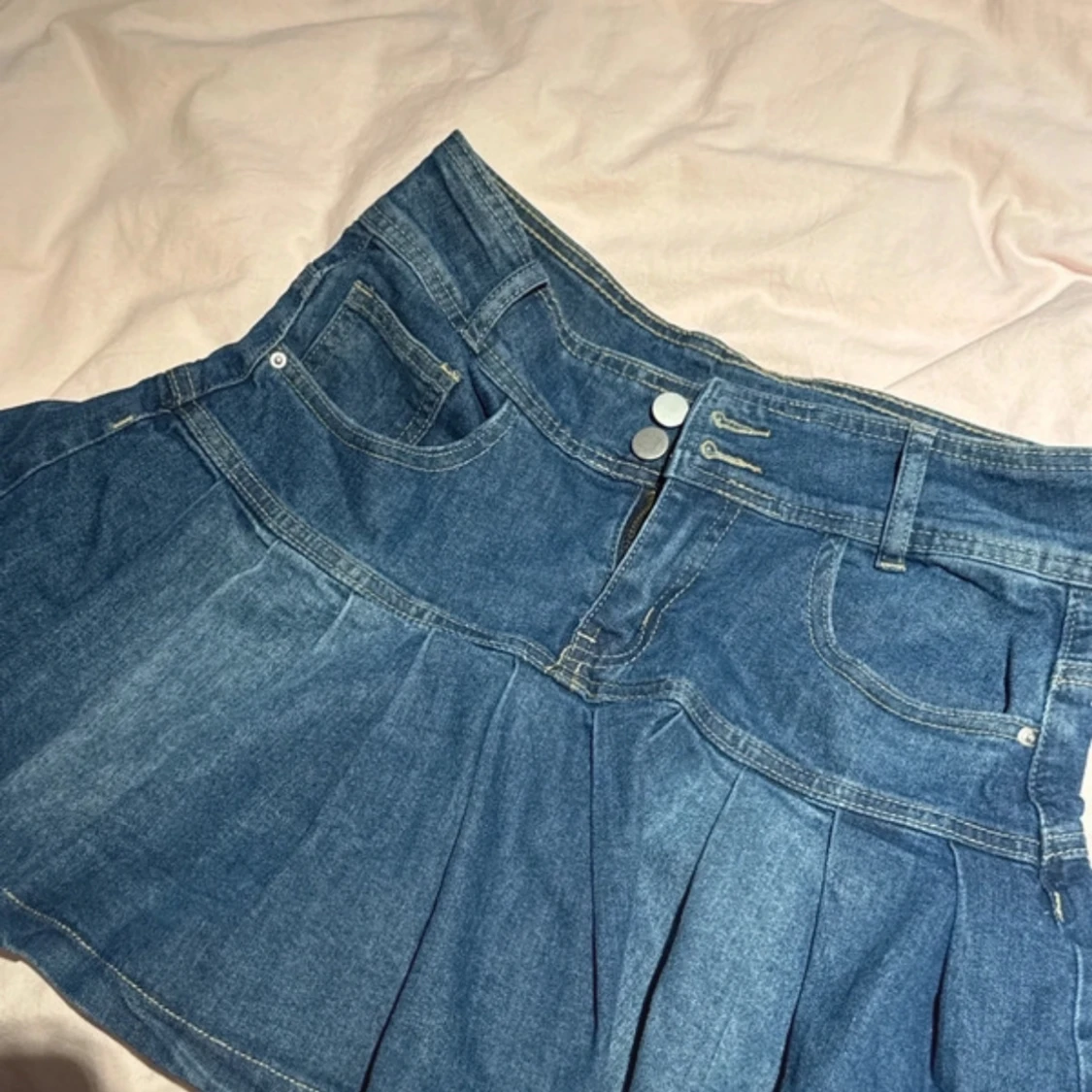 Plisserad jeanskjol med fickor