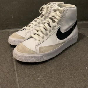 Nike Blazers - Använda fåtal ggr, pytte pytte lite missfärgade på insidan pågrund av brun utan sol… 🥰